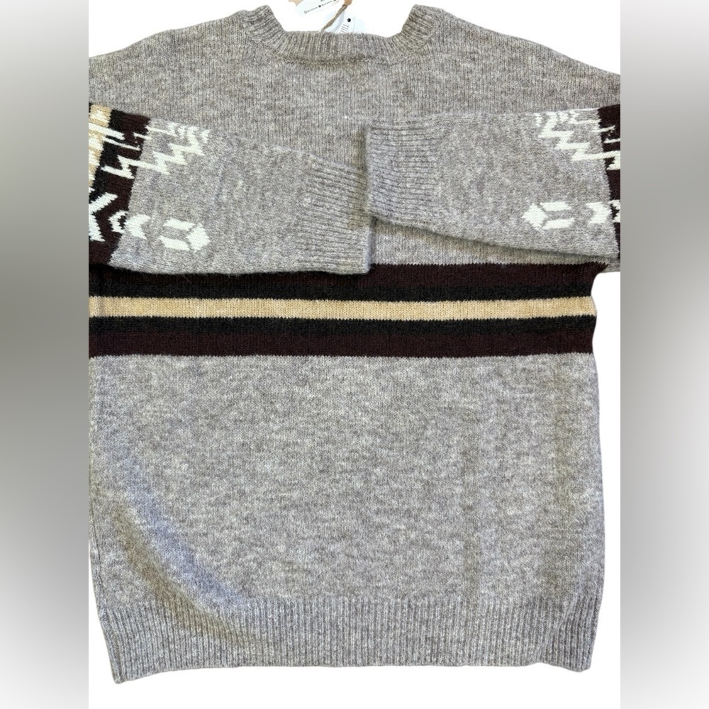 NWT!!  NEW IN Geometric Patterned Gray women’s Sweater Size L